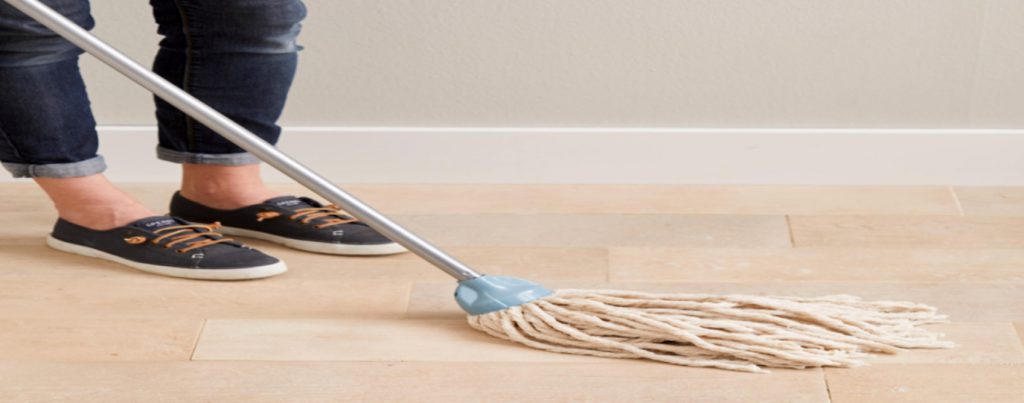 Những thủ thuật lau sàn gỗ đúng cách bạn phải biết 3 Lau sàn gỗ